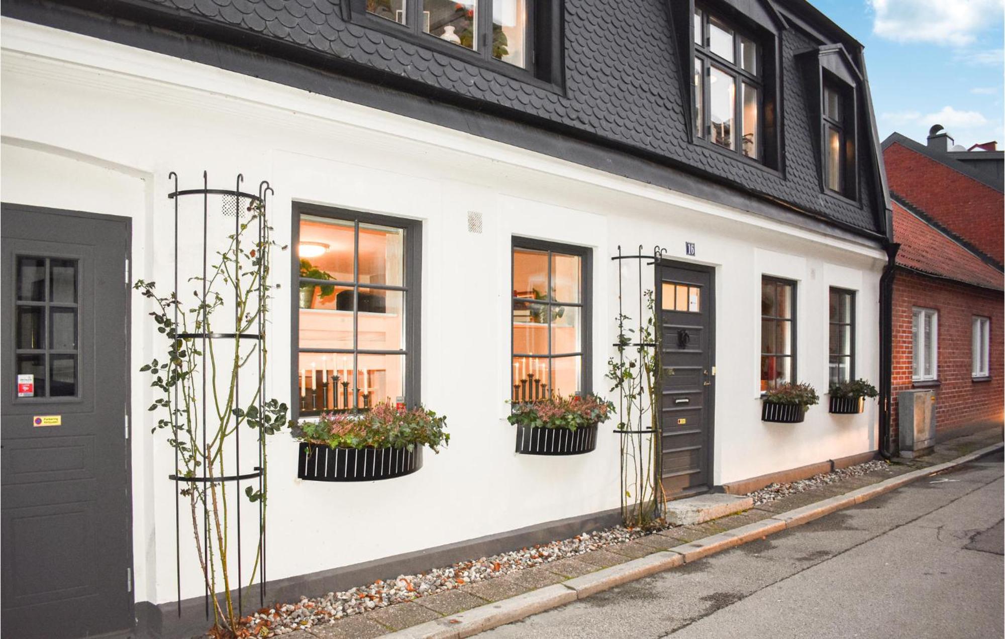 1 Bedroom Amazing In Huoneisto Ystad